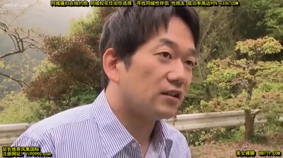 交谈 · 严肃 · 条纹衬衫 · 户外 · 头部特写 · 侧向站立 · 中年男子