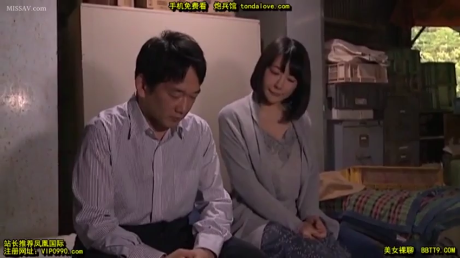 Sitting Posture · Melancholy · 灰色开衫 · 仓库 · 无特写 · 成年男女 · 杂物箱 · 坐着对话