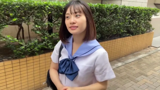 半身特写 · 行走 · JK · 恬静 · 张望 · 蓝色水手服 · 单肩书包 · 人行道