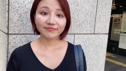 站立 · 全景 · 平静 · 黑色短裙 · 挎包 · 等待 · 街拍 · 户外建筑旁