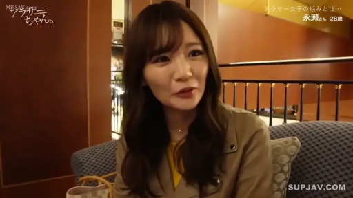 Indoor · Sitting Posture · Conversation · Smile · 面部特写 · Handbag · 采访 · 棕色夹克