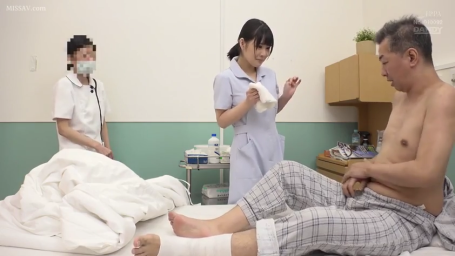 室内 · 坐姿 · 微笑 · 面部特写 · 画面模糊 · 浅色居家服 · 戴耳机 · 白色猫耳耳机