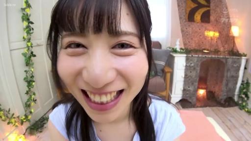 室内 · 微笑 · 面部特写 · 对视 · POV视角 · 凝视 · 背景装饰 · 浅蓝色上衣