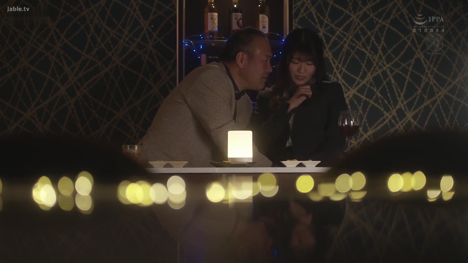 坐姿 · 交谈 · 嚴肅 · 中景 · 酒杯 · 酒吧 · 正裝 · 约会