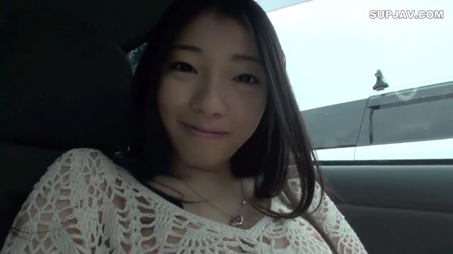 中景 · 微笑 · 行走 · 挎包 · 休闲外套 · 街拍风格 · 都市街道 · 街头散步