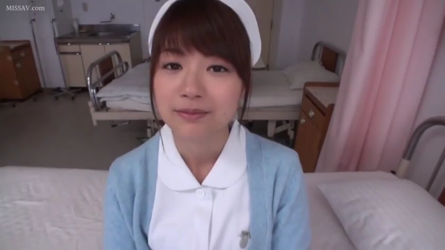 坐姿 · 护士帽 · 病房 · 病床 · 护士服 · 微笑 · 半身特写 · 凝视