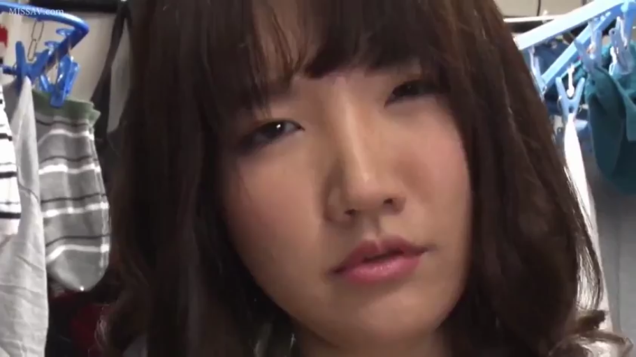 室内 · 忧郁 · 脸部特写 · 注视 · 长发 · 日常服饰 · 正对镜头 · 晾衣架