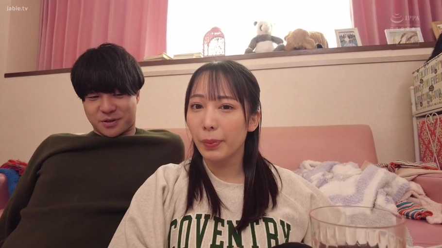 居家客厅 · 并排坐姿 · 日本AV · 毛绒玩具 · 自然平静 · 人物半身 · 休闲卫衣 · 交流对话