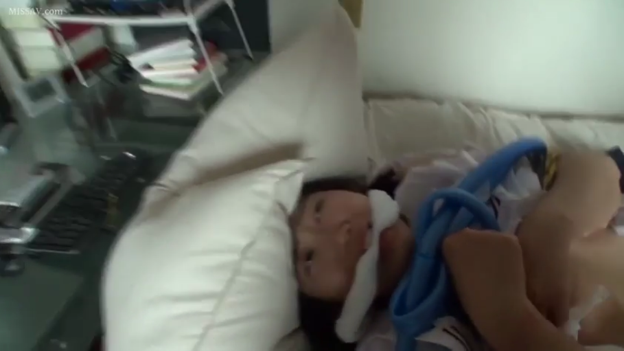 脸部特写 · 卧室 · 白色上衣 · 捆绑 · BDSM · 躺姿 · 绳索 · 无奈