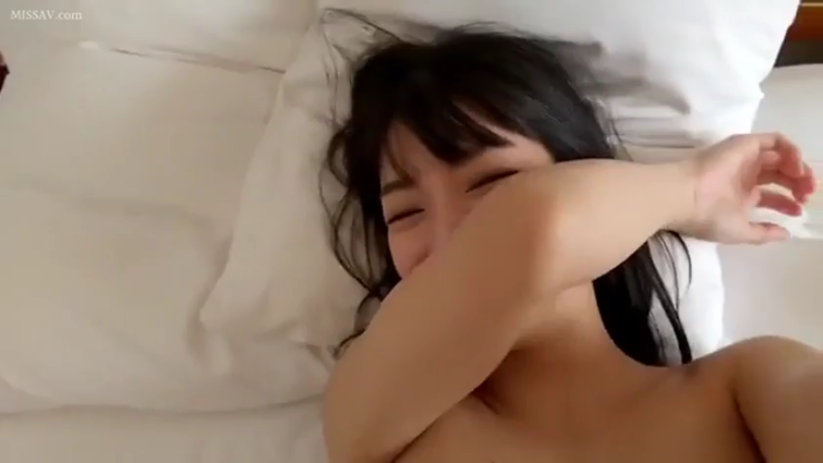 面部特写 · 赤裸 · 仰卧姿势 · 亲密视角 · 娇羞微笑 · 床上枕边 · 手臂遮脸行为