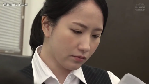 坐姿 · 专注 · 办公室 · 面部特写 · 职业装 · 亚洲女性 · 纸张 · 审阅文件