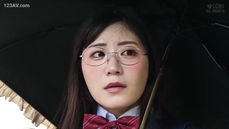 School uniform · Glasses · Stand · 面部特写 · Outdoor · 忧虑 · Holding an umbrella · 肖像特写