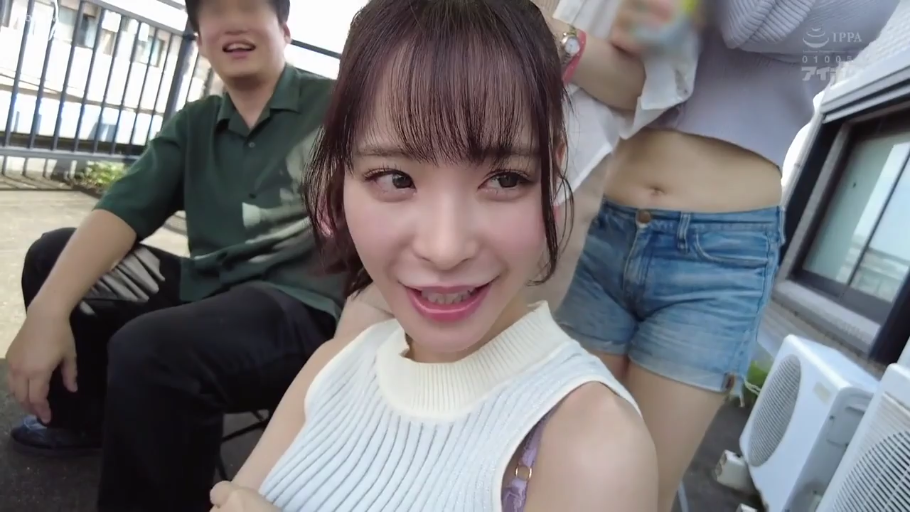 坐姿 · 脸部特写 · 微笑 · 面对镜头 · 户外 · 无袖针织衫 · 亚洲