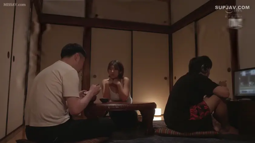 Sitting Posture · Japanese-style room · 平静 · Casual wear · 多人 · 进食 · 矮桌