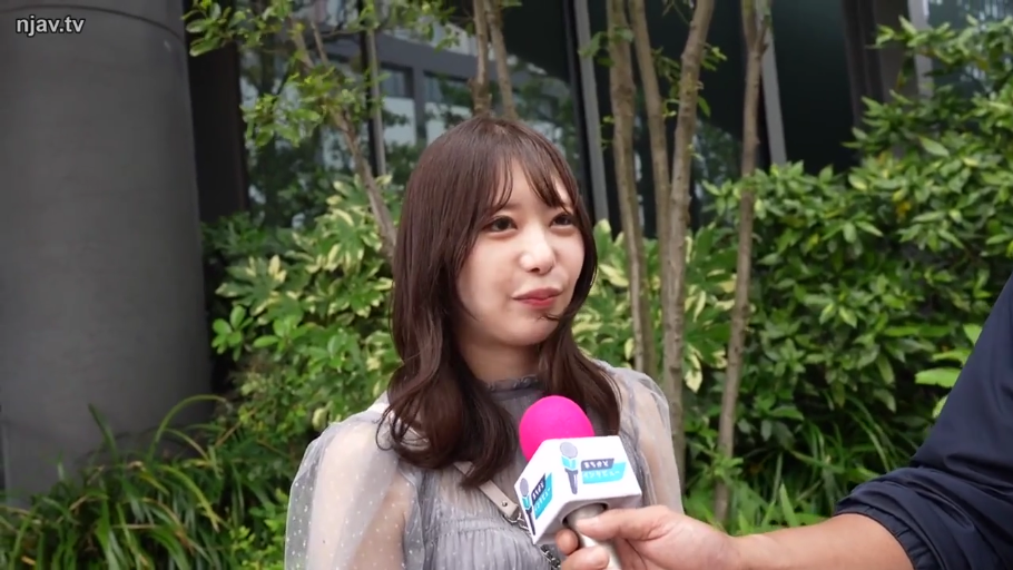 站姿 · 微笑 · 面部特写 · 户外 · 接受采访 · 麦克风 · 灰色薄纱连衣裙