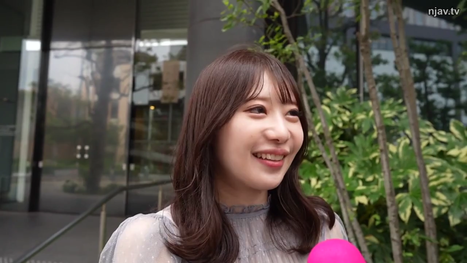 臉部特寫 · 站立 · 户外街道 · 浅紫色薄纱上衣