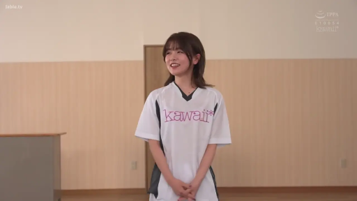 体育馆 · 站立 · 摆拍 · 半身 · 清纯风格 · 自然微笑 · 白色运动衫