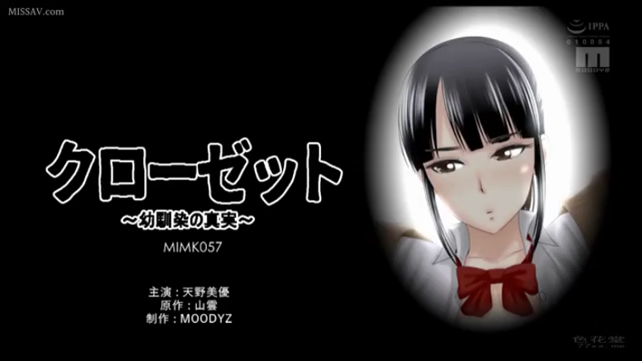 室内 · 忧郁 · 脸部特写 · 制服 · 凝视 · 正面