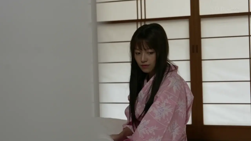 坐姿 · 和室 · 中景 · 平静 · 长发 · 坐着 · 粉色和服