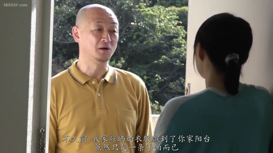 交谈 · 站立 · 中景 · 自然 · 门口 · 黄色波罗衫 · 邻居