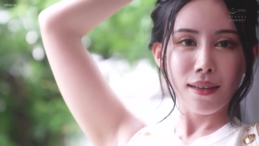 Indoor · Smile · vest · 上半身特写 · armpit · 抬手 · Striking a pose