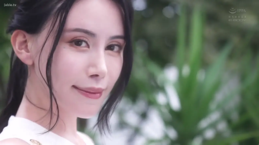 Stand · Smile · Stare · Outdoor · Side face · 虚化背景 · 白色便服