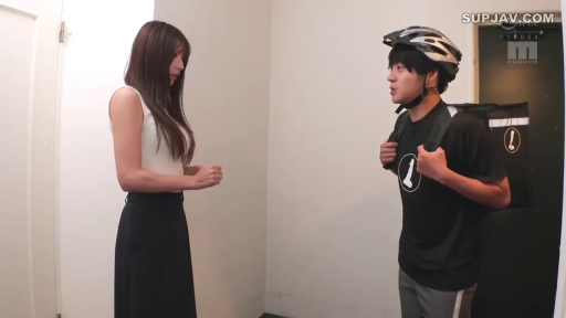 站立 · 平静 · 便服 · 走廊 · 否 · 交流 · 头盔 · 外卖情境