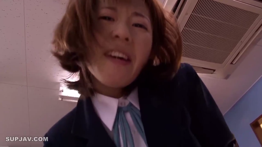 卧室 · 平静 · 上半身 · 趴卧 · 猫耳耳机 · 紫色T恤 · 居家感 · 佩戴耳机