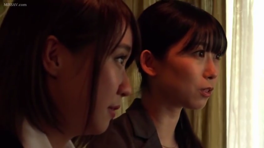 室内 · 坐姿 · 交谈 · 严肃 · 脸部 · 职业装 · 双女