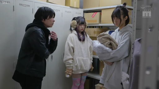 熊手套 · 仓库 · 站立对峙 · 连帽卫衣与印花袜 · 中景全身 · 讨论商议 · 严肃思考 · 三人组合