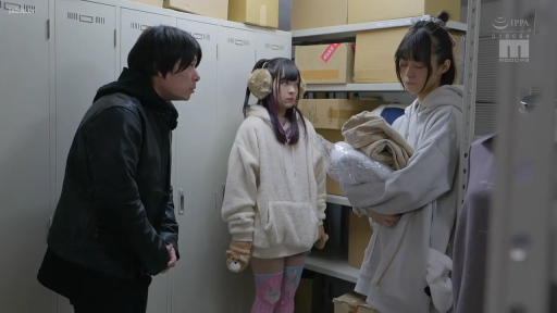 Conversation · Stand · Medium shot · 平静 · cardboard box · 电影剧照 · 储物室 · 绒毛卫衣