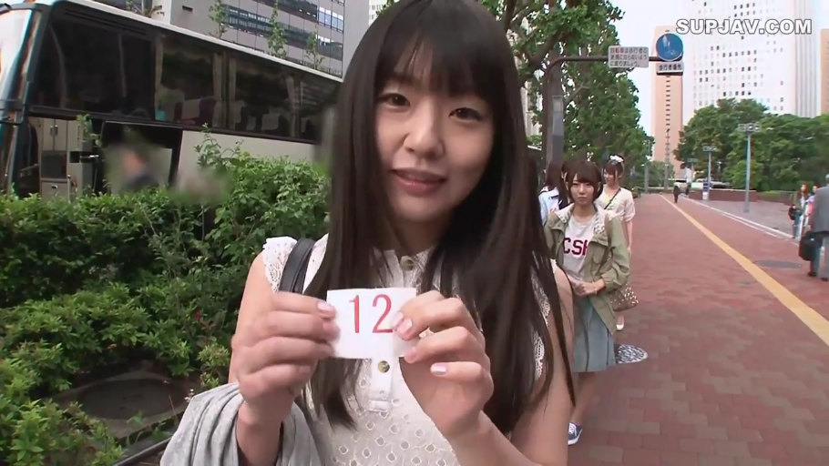 站立 · 微笑 · 街道 · 长发 · 中景特写 · 号码牌 · 白色无袖蕾丝上衣 · 展示号码牌