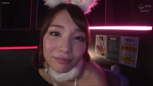 夜店 · 脸部 · 微笑 · 凝视 · 兔女郎装 · 兔耳发箍 · 侧身对镜头 · 粉色霓虹灯