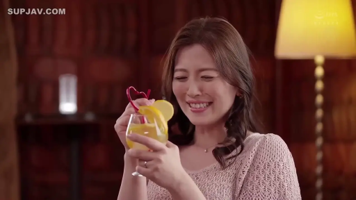 坐姿 · 中景 · 微笑 · 针织衫 · 熟女 · 酒吧 · 饮酒 · 鸡尾酒