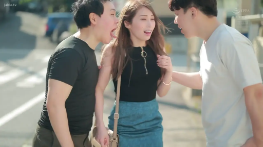 交谈 · 站立 · 微笑 · 半身特写 · 长发 · 户外街道 · 单肩包 · 黑色无袖拉链衫