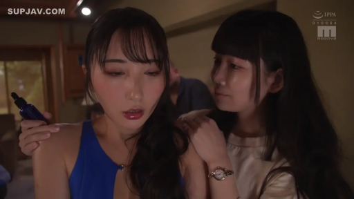 室内 · 面部 · 站立 · 迷离 · 药水瓶 · 双女 · 依偎 · 蓝色礼服