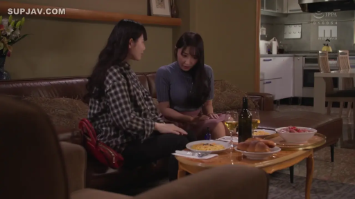 针织短袖 · 座り姿勢 · 会話 · 中景 · 自然 · リビング · 居家 · 红酒