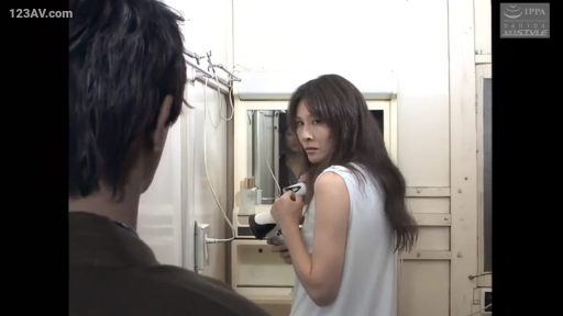 面部特写 · 洗手间 · 长发 · 惊讶 · 白色无袖上衣 · 吹风机 · 侧身回头 · 拿吹风机