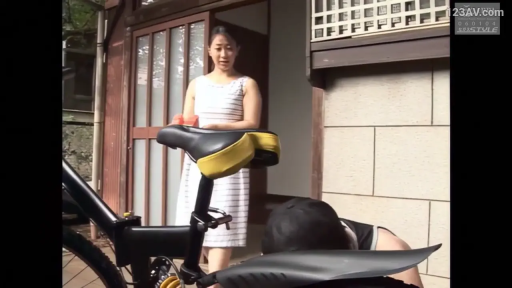 全身 · 站立 · 自然 · 低头看 · 自行车 · 住宅门口 · 条纹连衣裙 · 主妇