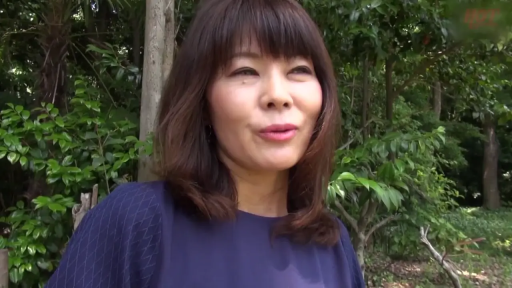 交谈 · 站立 · 自然 · 面部特写 · 户外 · 熟女 · 蓝色上衣