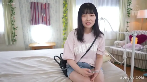 座り姿勢 · 寝室 · 中景 · 微笑 · カメラに向かって · 粉色短袖 · 斜挎包