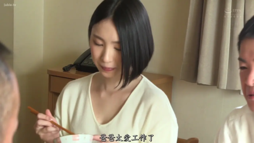 坐姿 · 微笑 · 面部特写 · 对话 · 剧情 · 房间 · 电话 · V领上衣