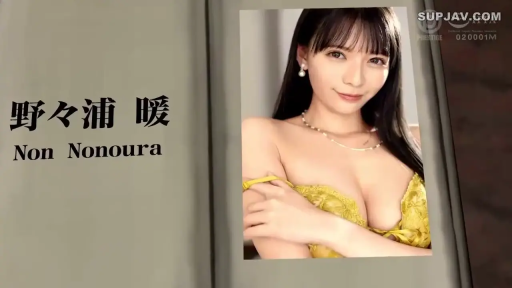 半身特写 · 摄影棚 · 温柔微笑 · 模特摆拍 · 黄色蕾丝内衣 · 珍珠项链 · 侧抱姿势 · 写真介绍页