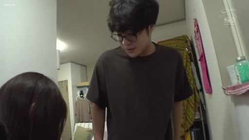 室內 · 低頭 · 眼鏡 · 中景 · 站姿 · 居家 · 交流 · 深色T恤