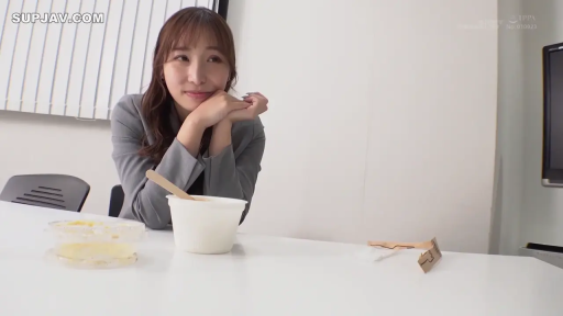 办公室 · OL装 · 中景 · 微笑 · 注视 · 职场 · 托腮 · 餐具