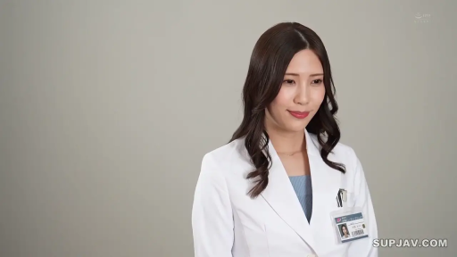 白大褂 · 站立 · 微笑 · 半身 · 端庄 · 诊室 · 工牌 · 医生制服