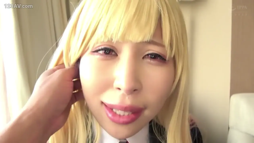 Indoor · Smile · 面部特写 · JK Uniform · 抚摸 · Blonde · 正面 · 手