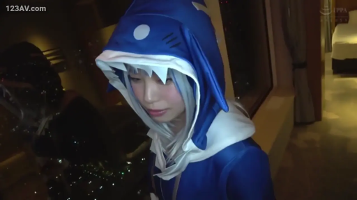 Role-playing · Stand · 平静 · 面部特写 · Room · 鲨鱼Cosplay服