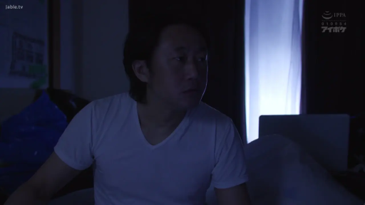 坐姿 · 严肃 · 中景 · 昏暗的房间 · 白色T恤 · 窥视 · 显示器 · AV截图