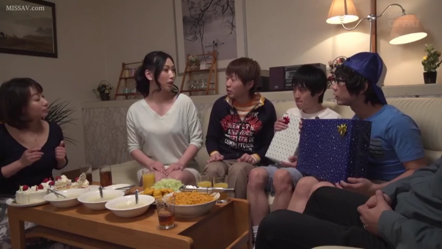 坐姿 · 全景 · 自然 · 客厅 · 休闲装 · 多人 · 聚会 · 礼物盒